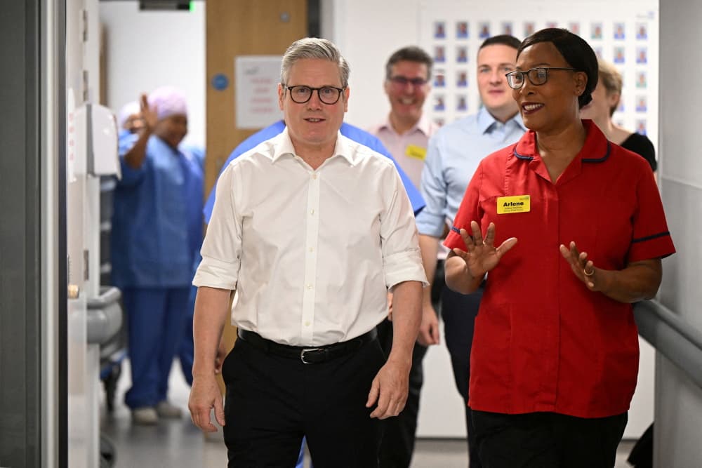 Le Premier ministre Keir Starmer rend visite à un prestataire de soins de santé dans le Surrey, afin de prononcer un discours sur la réduction des délais d'attente au sein du NHS, le 6 janvier 2025 à Epsom, au Royaume-Uni.