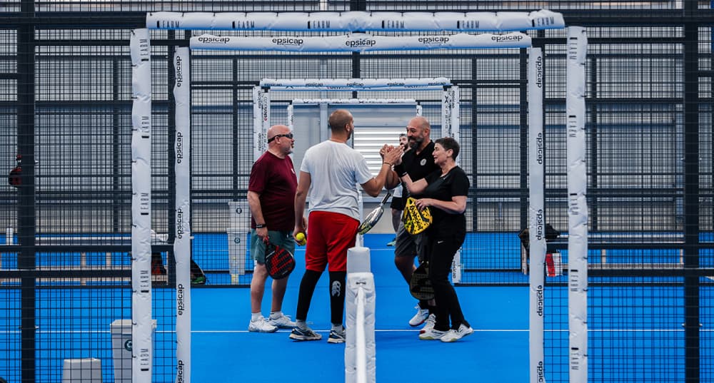 Outre ses bienfaits sur la santé, le padel est aussi un facilitateur de rencontres professionnelles.