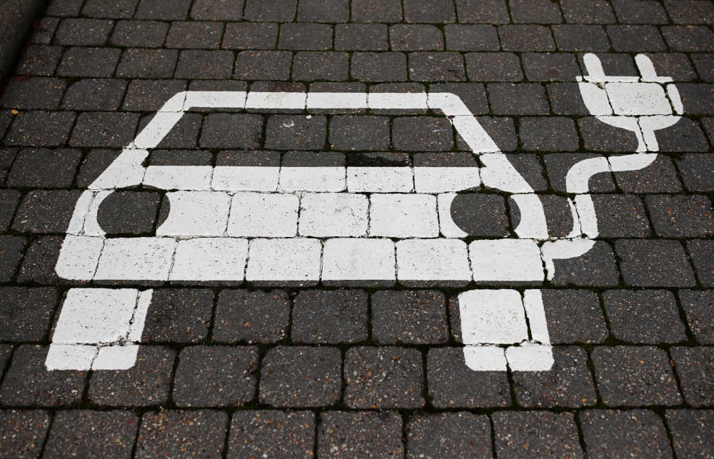 Un parking réservé aux véhicules électriques à Grünheide, près de Berlin.