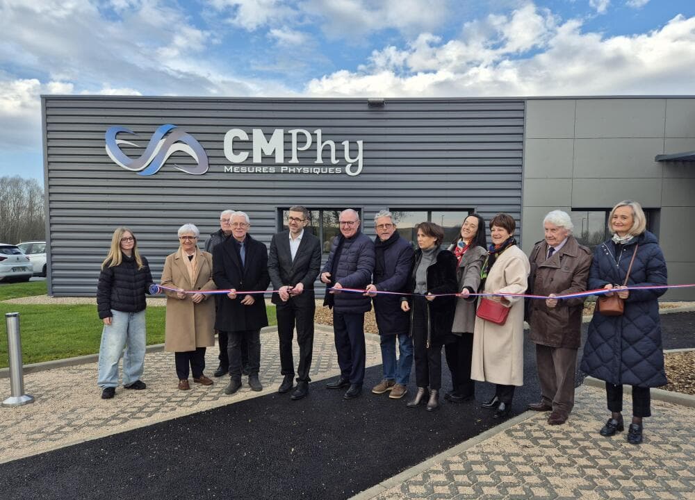 Arnaud Pelletier, directeur de CMPhy, accompagné des élus du Grand Chalon, coupe le ruban pour inaugurer son nouveau bâtiment dans la zone SaôneOr à Chalon-sur-Saône.