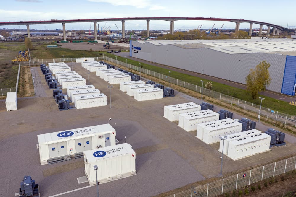 Le plus grand parc de stockage d'énergie par batteries (BESS) en France a été inauguré le 16 décembre 2025 dans le port de Nantes Saint-Nazaire, près du pont de Cheviré.