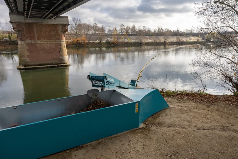 La société Plastic Vortex a déployé le premier barrage européen capable de capter les déchets flottants.