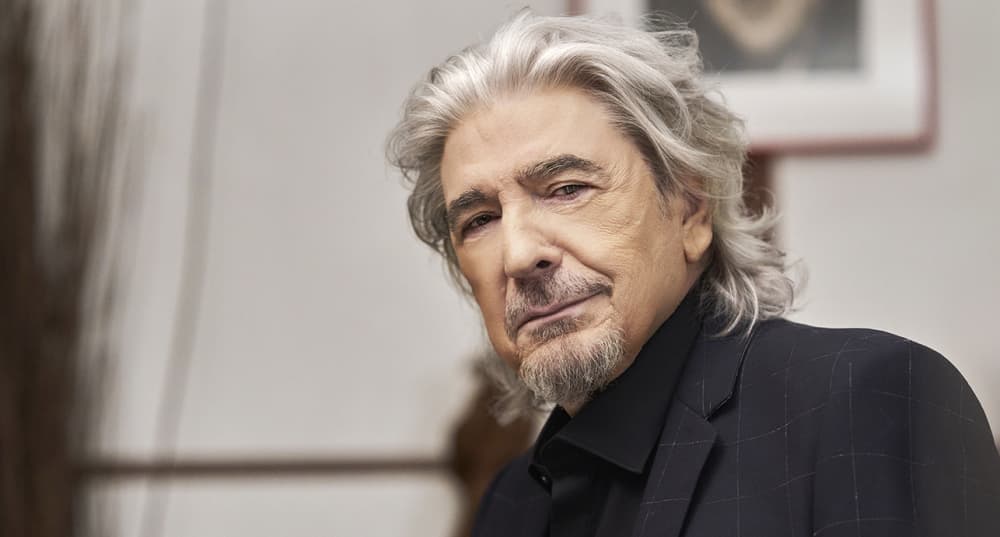 Serge Lama, en novembre 2025, dans son appartement parisien.
