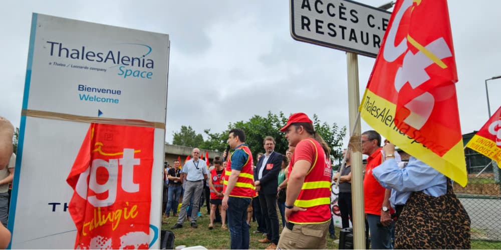 Des salariés manifestent à l'appel de la CGT devant le site de Thales Alenia Space en juin 2024 contre le plan de suppression de postes annoncé par le groupe.