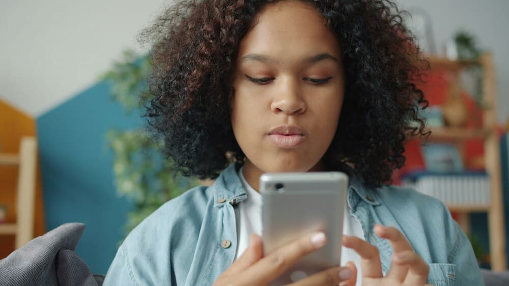 Malgré une satisfaction globale stable, 94 % des Français déclarent subir des sollicitations non sollicitées, faisant du démarchage le premier irritant du secteur mobile.