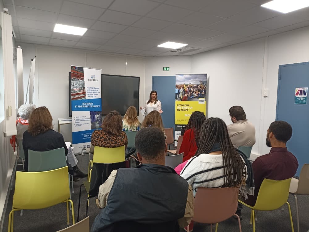 Une réunion de présentation d’un recruteur potentiel au sein de l’entreprise éphémère 33 Tours.