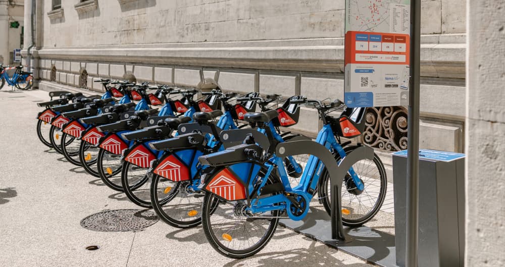 Lancé au printemps 2025 par l’agglomération de Nîmes, le dispositif de VLS Nemovélo revendique déjà plus de 11 000 abonnés et prévoit, dès janvier 2026, d’ajouter 17 nouvelles stations et 150 nouveaux vélos aux 35 stations et 250 vélos électriques...