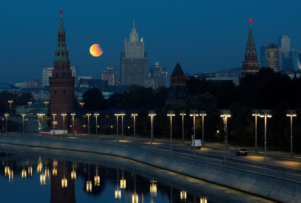 Une éclipse lunaire partielle au-dessus des tours du Kremlin et du bâtiment du ministère russe des Affaires étrangères à Moscou, le 18 septembre 2024.