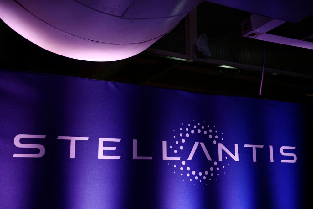 Le logo de Stellantis est visible lors du sommet Automotive Industry Day à Paris, le 4 novembre 2025.