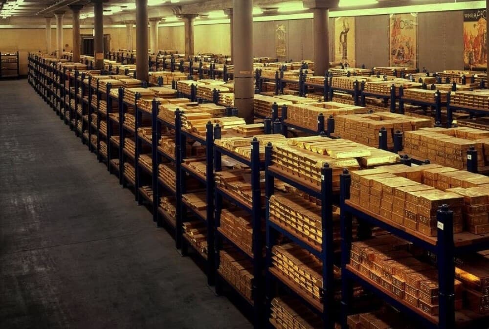 Banques centrales : plus de 1 000 tonnes d’or achetées chaque année sur les trois dernières années, un rythme inédit par rapport à la décennie précédente.