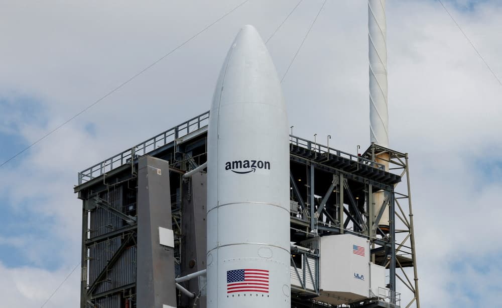 Une fusée sur son pas de tir, sur le point d'embarquer les satellites du projet Amazon Leo, à Cap Canaveral en Floride (États-Unis), le 9 avril 2025.