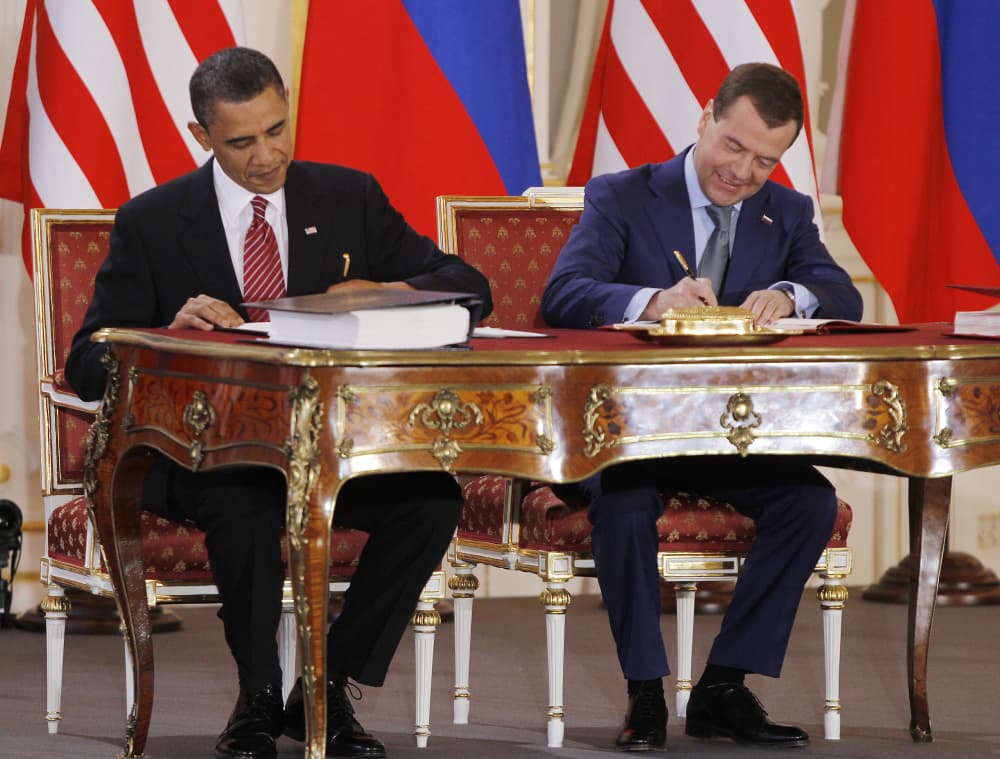 Barack Obama et Dimitri Medvedev signant le nouveau traité de réduction des armements stratégiques (New Start II) au château de Prague, le 8 avril 2010.