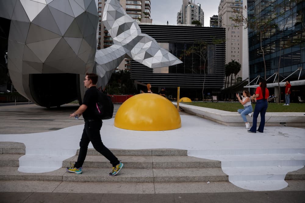 A São Paulo, un oeuf au plat géant, The Art Eggcident, installation de l’artiste néerlandais Henk Hofstra, rappelle aux passants le réchauffement climatique.