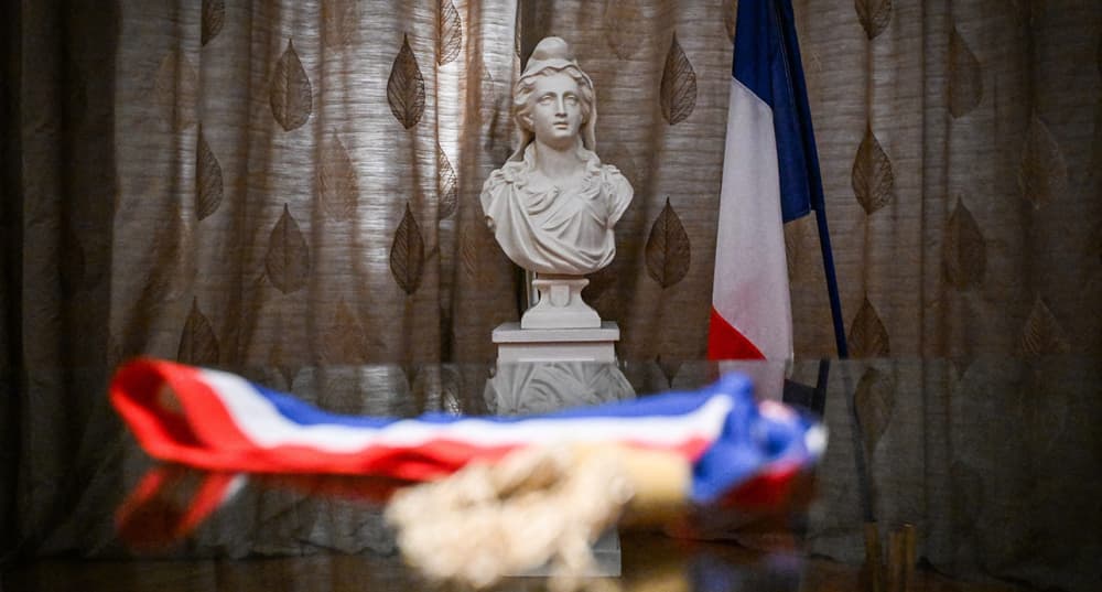 Un buste de Marianne photographié dans une mairie.