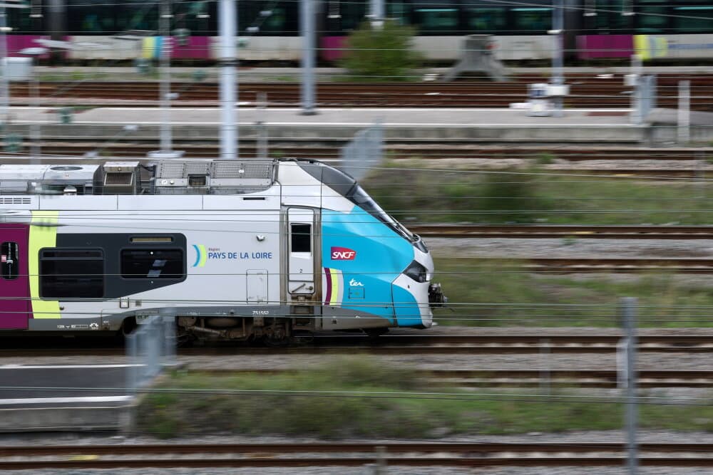 Un train régional SNCF entre en gare de Nantes.
