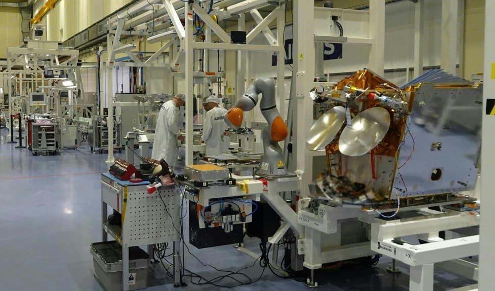 La chaine d'assemblage des satellites GEN1.R ou GEN1.5 d'Airbus Defence & Space dédiés à la constellation OneWeb d'Eutelsat
