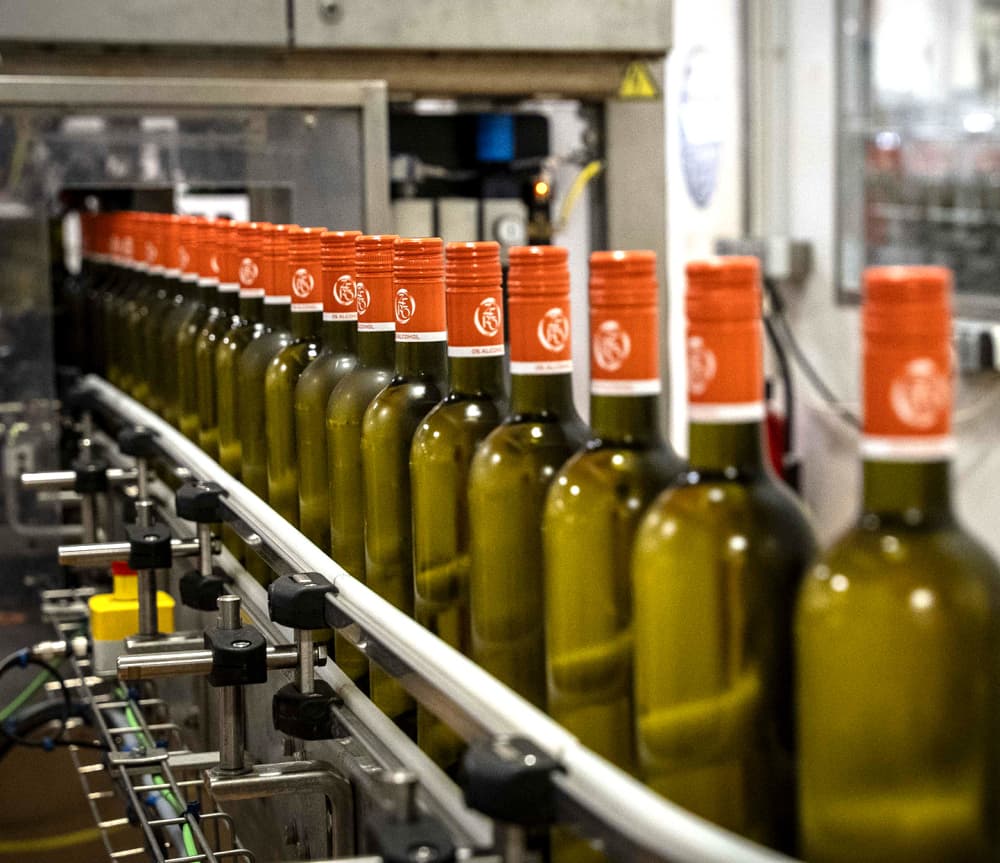 En Loire-Atlantique, l'unité de Castel-Vins parvient à descendre sous les 30 g/L de sucre, contre 50 à 60 g/L habituellement constatés sur le marché des vins désalcoolisés.