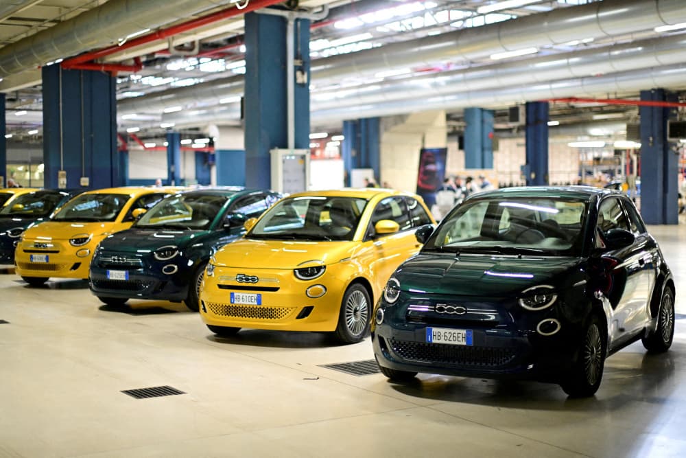 La nouvelle version hybride de la Fiat 500, dans l'usine Stellantis de Mirafiori à Turin.