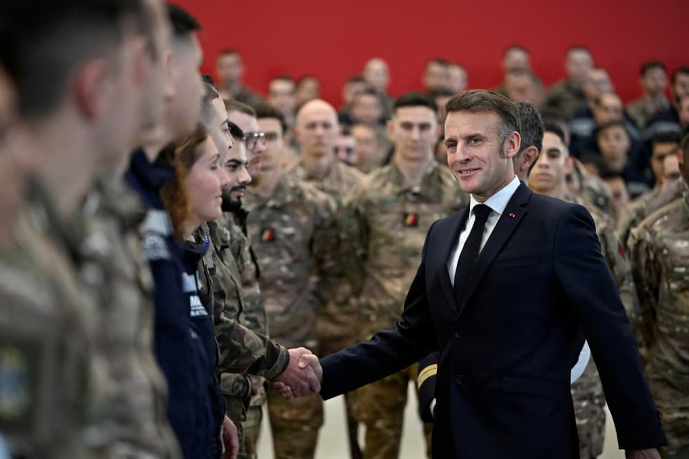Les vœux aux armées d'Emmanuel Macron . Philippe Magoni/Pool via REUTERS - French President Emmanuel Macron visits the Istres military air force base - FRANCE-POLITICS/MACRON-ARMY