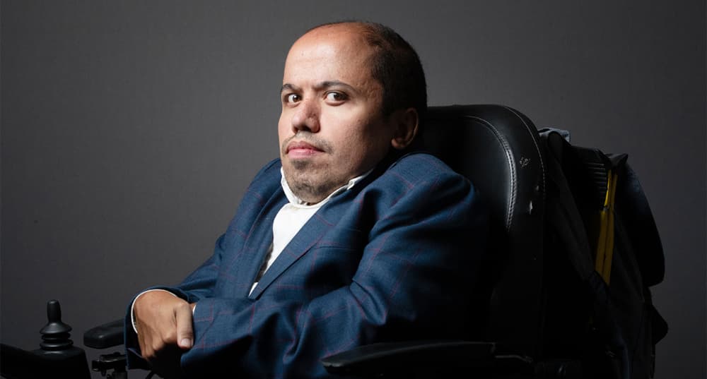 À l'approche des municipales, Yanis Bacha souhaite que la ville devienne un espace d'accompagnement pour tous.