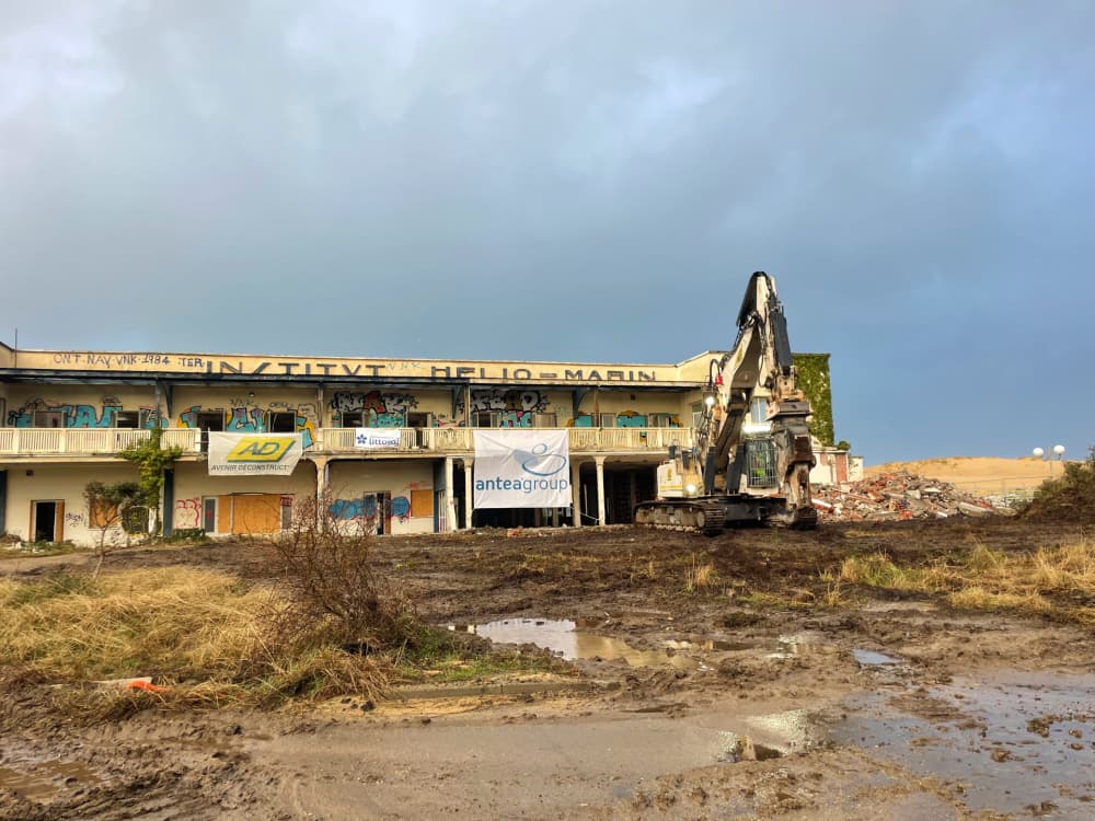 Chantier de déconstruction de l’ancien Institut Hélio-marin à Labenne Océan, dans les Landes.