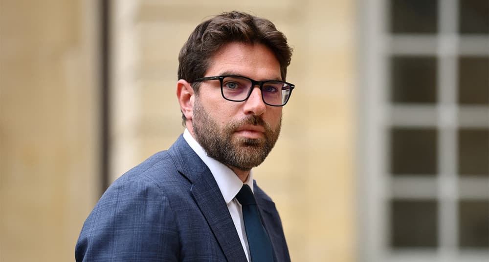 Vincent Jeanbrun, ministre délégué du logement en France, prend la parole sur les copropriétés délaissées par l'État, notamment dans la région de Marseille.