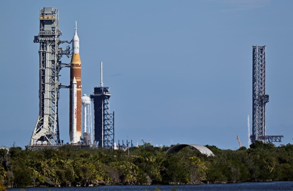 Fin 2025, la Nasa a surpris en évoquant un lancement possible d'Artémis 2 dès février, sous la pression de l'administration Trump, désireuse de gagner une " deuxième course à l'espace " face à la Chine.