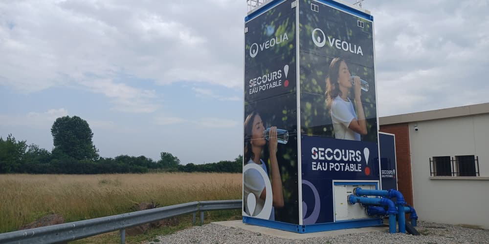 Veolia a développé des stations mobiles d'urgence pour traiter différents types de pollutions : pesticides, métabolites, ou encore PFAS, comme ici à Corbas (Rhône).