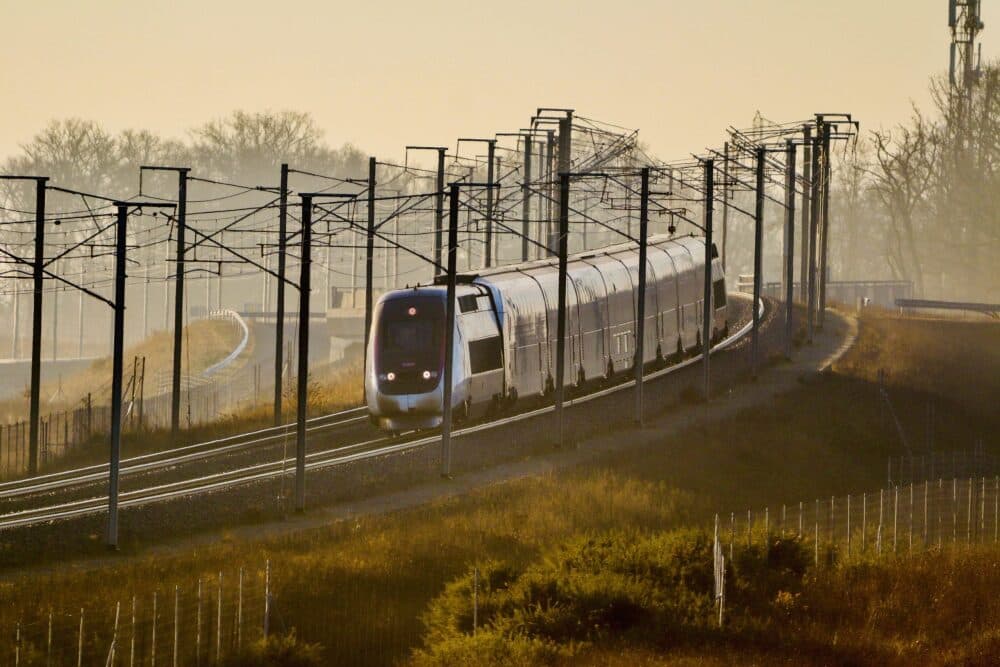 La LGV entre Tours et Bordeaux a été mise en service en 2017 moyennant un coût de construction de 7,8 milliards d'euros.