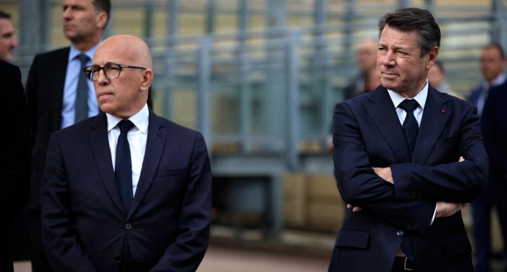 Christian Estrosi (à droite), et le président du parti Les Républicains (à gauche), Éric Ciotti, assistent à la visite du Premier ministre français au lycée Parc Impérial, le 22 avril 2024, à Nice.
