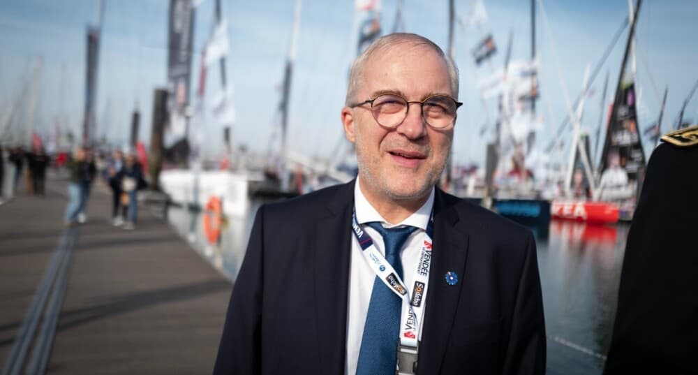Fabrice Loher visite le ponton et les skippers sur le site de départ de la 10e édition du Vendée Globe, aux Sables-d'Olonne, le 8 novembre 2024.