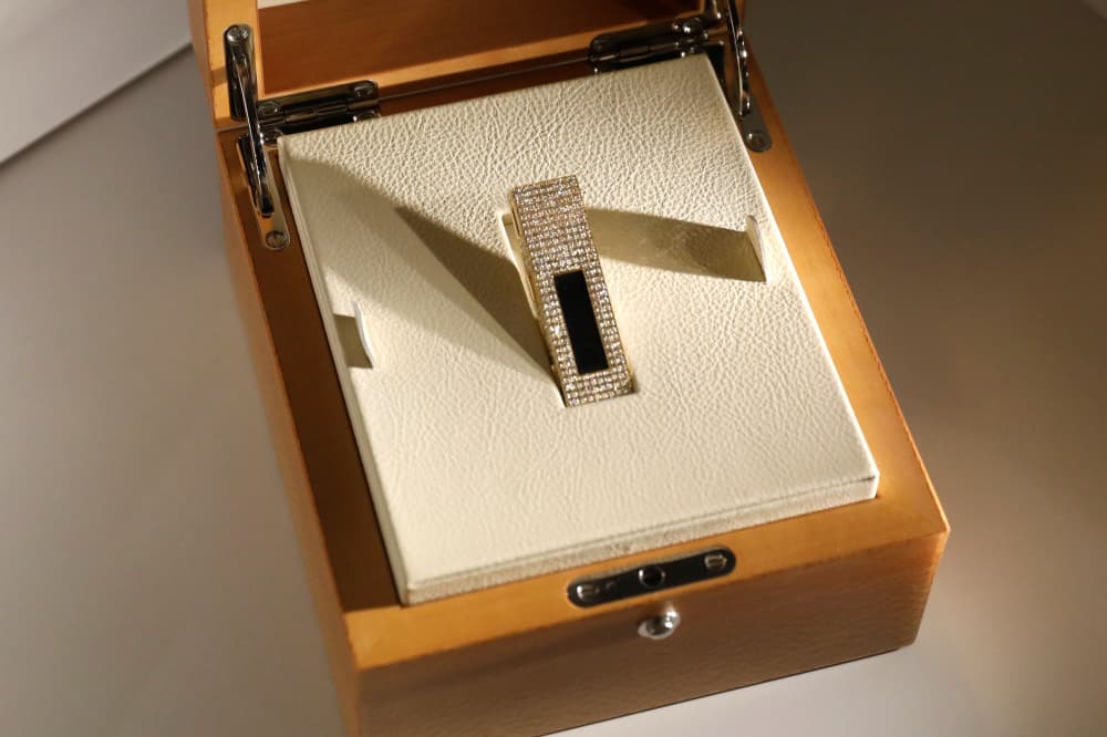 Un portefeuille matériel pour cryptomonnaies Ledger Nano S incrusté de diamants.