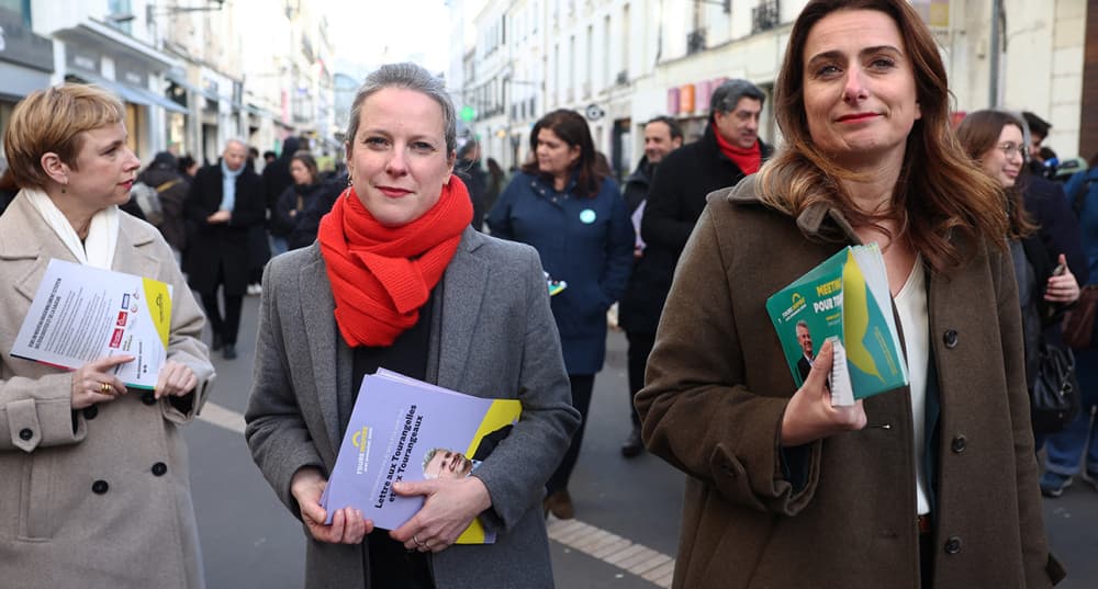 Clémentine Autain, Lucie Castets et Marine Tondelier, distribuent des tracts dans le cadre de la campagne de soutien à la candidate locale aux prochaines élections municipales à Tours, le 24 janvier 2026.