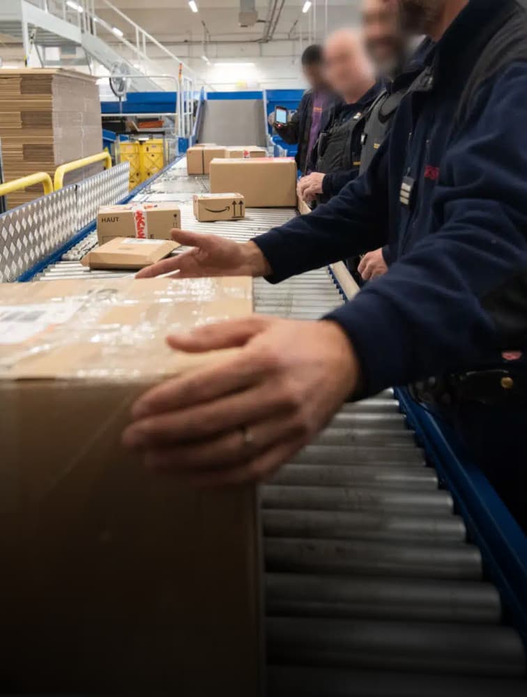 Rien qu’en 2024, ce sont 4,6 milliards de colis de moins de 150 euros qui ont déferlé sur l’Europe.