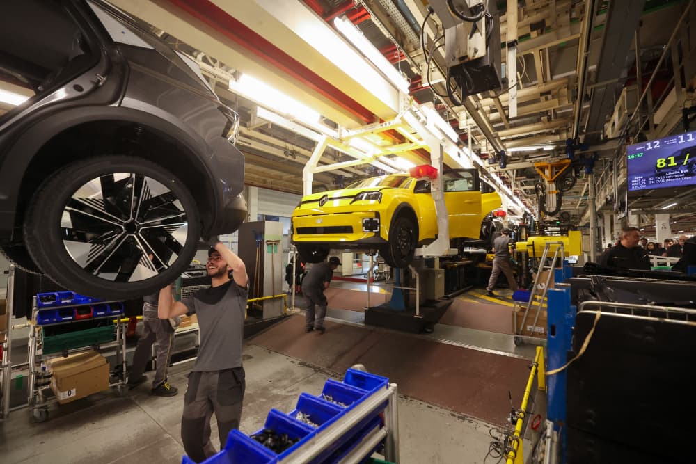 La Renault 5 électrique est fabriquée à Douai (Nord). Plus de 100 000 unités en ont été produites au cumul depuis octobre 2024, dont plus de 85 000 l'an passé.