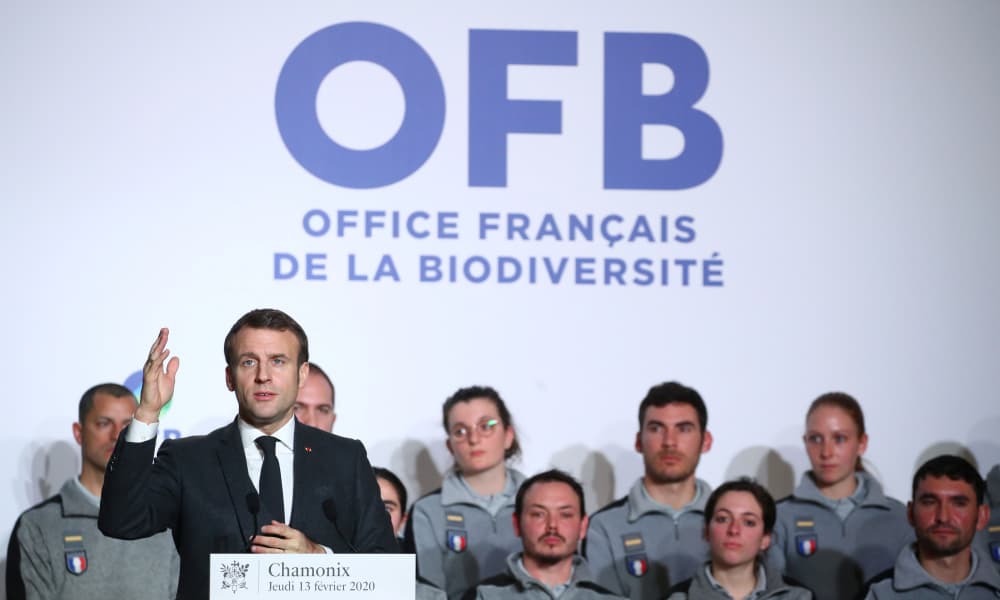 Le président français Emmanuel Macron prononce un discours à l’occasion de l’inauguration de l’Office français de la biodiversité (OFB) à Chamonix, le 13 février 2020.