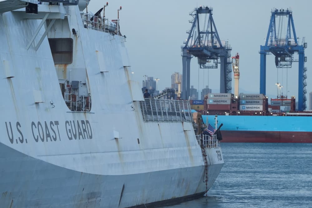 Un navire des garde-côtes américains est ancré à la base navale près de l’entrée du canal de Panama.