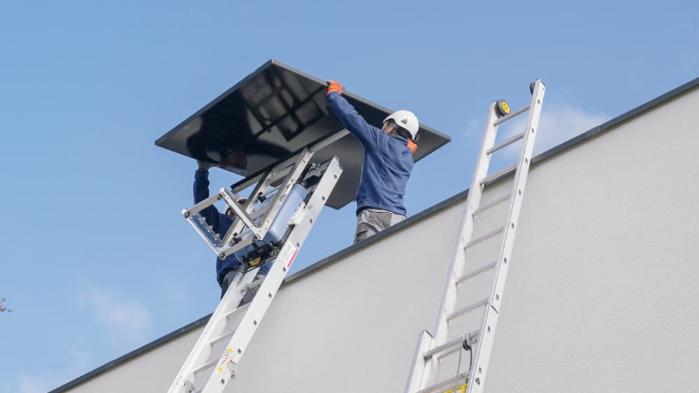 La durée de vie moyenne d’un panneau solaire est de 30 ans, en général recyclable à 95 %.