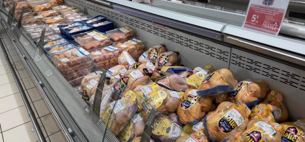Selon les derniers chiffres de l'Association nationale interprofessionnelle de la volaille de chair (Anvol), les Français consomment aujourd’hui 31,6 kilos de viande de volailles par an et par personne, dont 24,9 kilos de poulet.