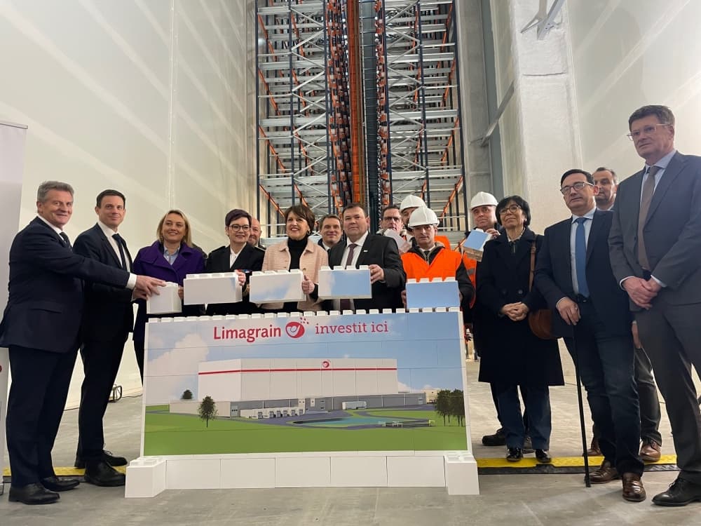 Limagrain a déjà investi 60 millions d’euros afin de construire deux installations de stockage, dont cet entrepôt automatisé de grande hauteur. Son président Sébastien Vidal a posé symboliquement la première pierre aux côtés de la ministre Annie Genevard.