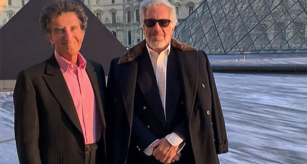 Jack Lang et Jeffrey Epstein posent devant la pyramide du Louvre à Paris.