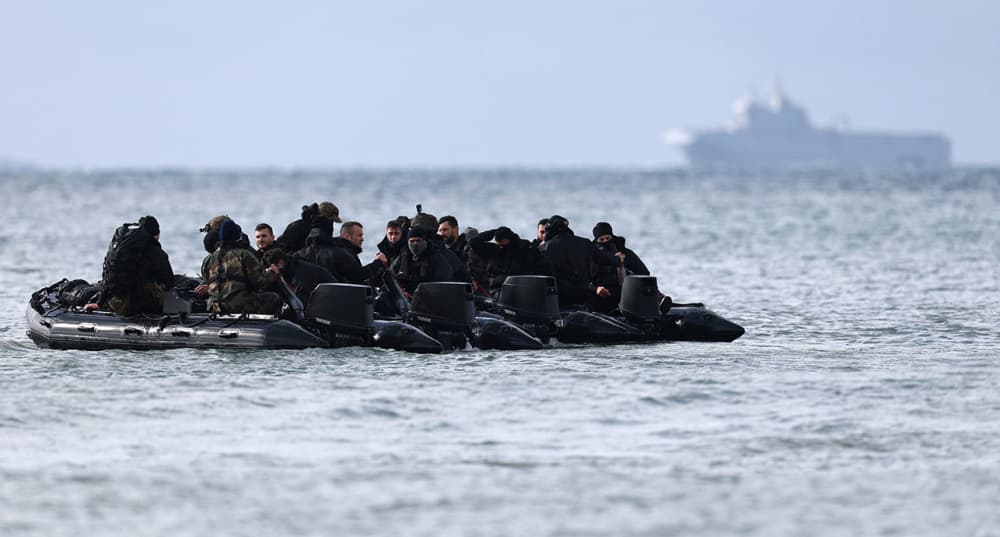 Les marines de la Marine française montent sur un bateau zodiac alors qu'elles sécurisent le porte-hélicoptère amphibie (PHA) Tonnerre de la Marine française pour une opération d'atterrissage lors d'un entraînement militaire en mer Méditerranée au...