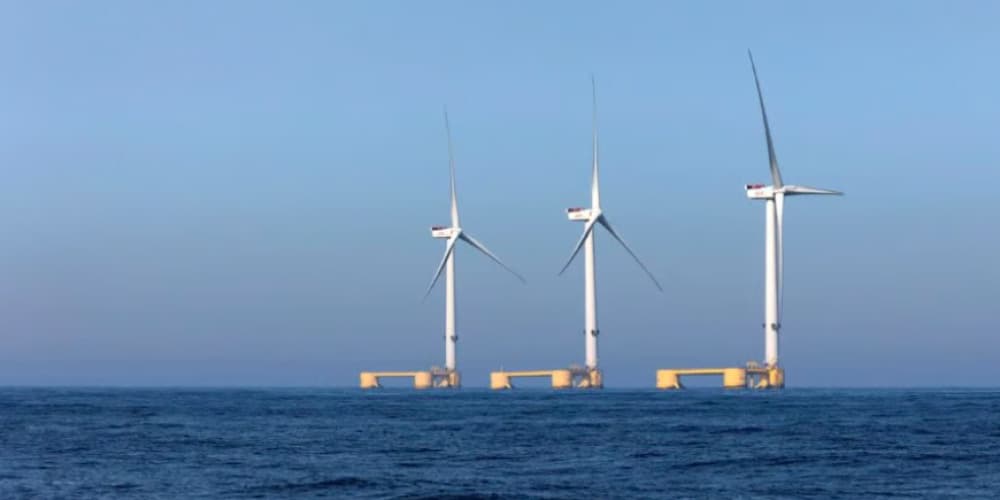 Les premiers parcs commerciaux d'éolien flottant en Méditerranée, de 250 MW chacun et attribués à Ocean Winds et EDF Renouvelables fin 2024, se déploieront à plus de 25 km des côtes.