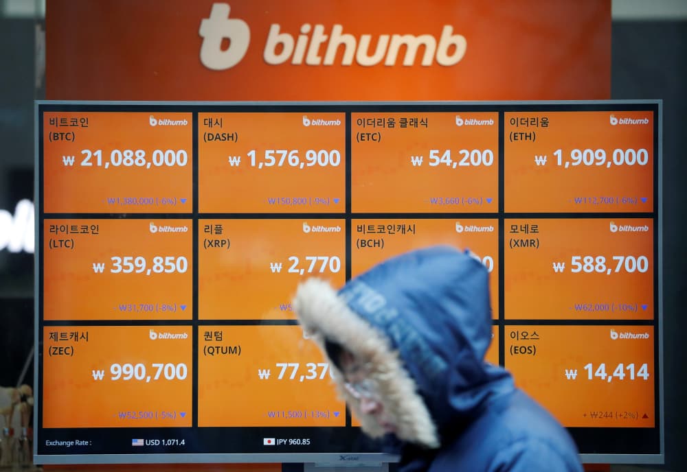 La chute de 17 % du bitcoin a été provoquée par une erreur de saisie massive chez l'échangeur Bithumb, qui a distribué 620.000 bitcoins (40 milliards de dollars) par erreur au lieu de 620.000 wons. Cette injection soudaine de liquidités fictives a...
