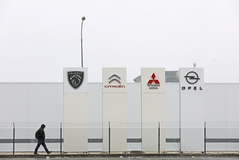 Stellantis, Renault et Toyota ont globalement fabriqué en France 120 000 véhicules de plus l'an dernier par rapport à 2024.