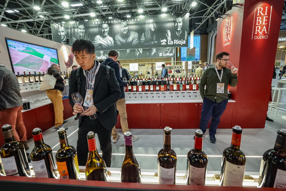 Une soixantaine de pays font déguster leurs vins lors du salon Wine Paris, du 9 au 11 février 2026.