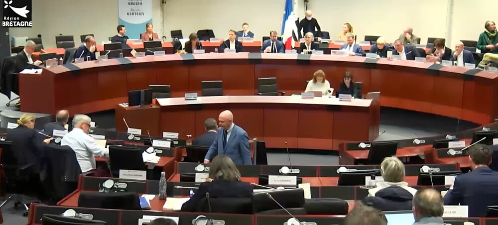Les 83 élus du Conseil régional de Bretagne ont voté sans heurt le budget primitif 2026 bâti sur un accroissement des investissements financé par un recours à l'emprunt.
