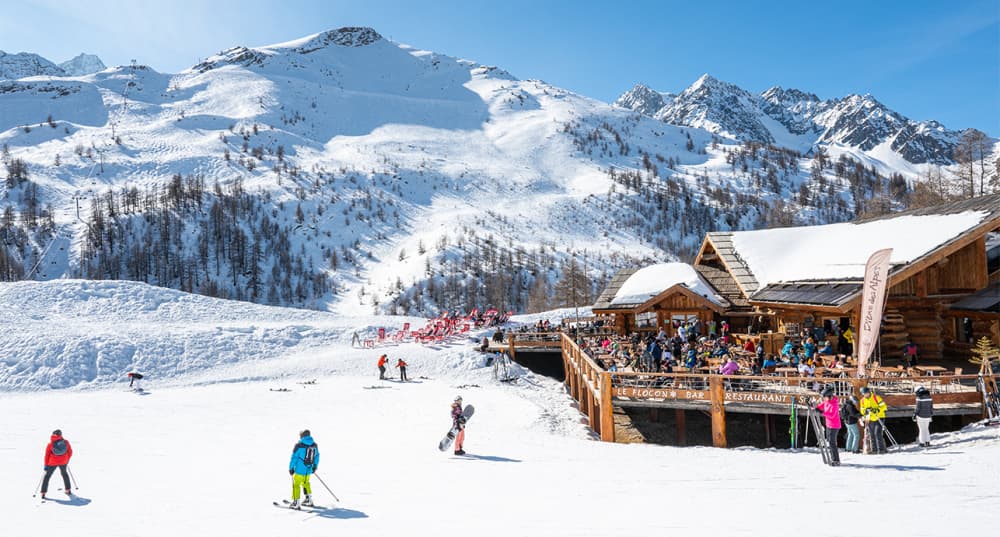 Serre-Chevalier est un massif et un domaine skiable partagé par quatre communes : Briançon, Chantemerle, Villeneuve, et Le Monêtier-les-Bains.