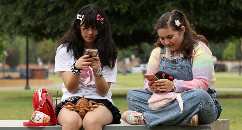 Annie Wang, 14 ans, et Ayris Tolson, 15 ans, posent après une interview sur l'interdiction des médias sociaux en Australie pour les utilisateurs de moins de 16 ans, qui devrait entrer en vigueur le 10 décembre.