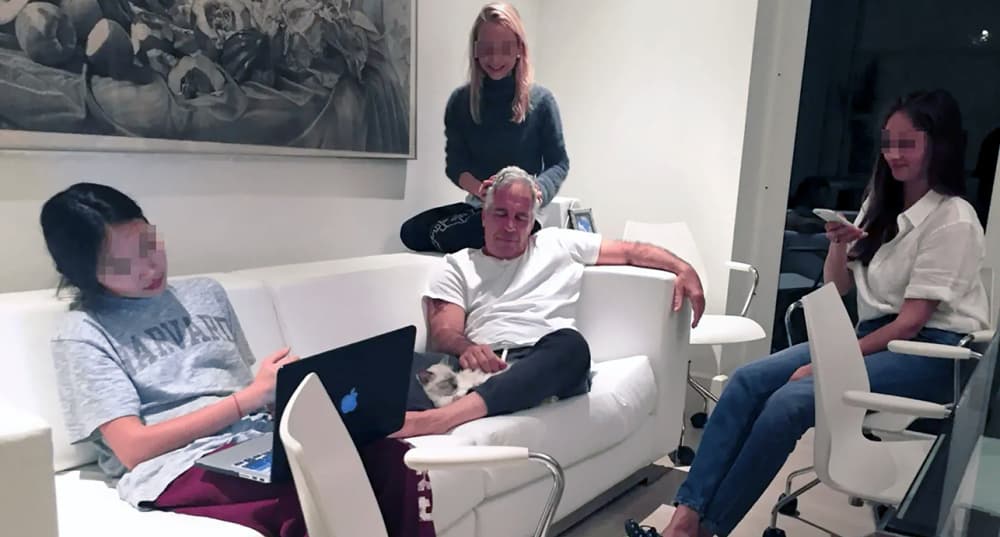 Jeffrey Epstein entouré de trois jeunes femmes.